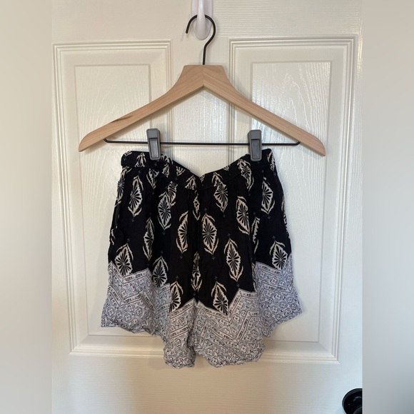 Abercrombie & Fitch Mixed Print Flowy Shorts - Picture 2 of 4